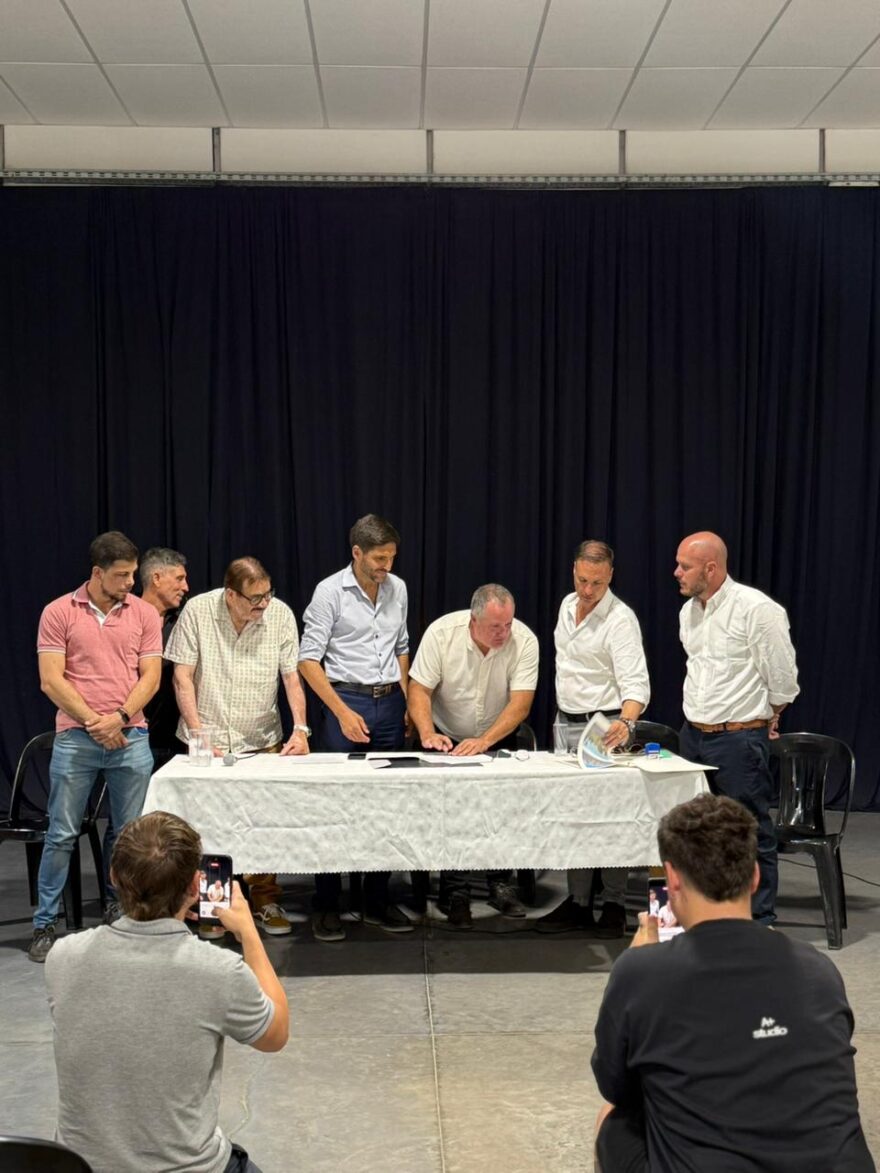 Rosconi acompañó la firma de un convenio clave para el desarrollo deportivo y recreativo en Villada