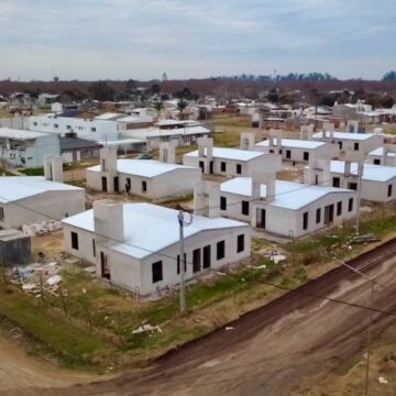 Rosconi acompañó el sorteo de 20 viviendas para familias de Bigand