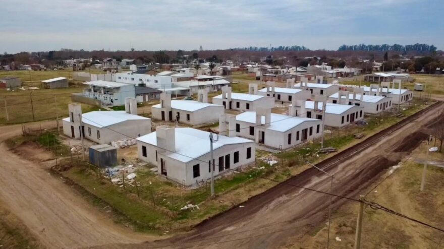 Rosconi acompañó el sorteo de 20 viviendas para familias de Bigand