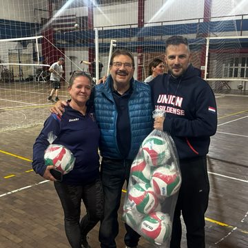 Rosconi entregó elementos deportivos al Club Unión Casildense