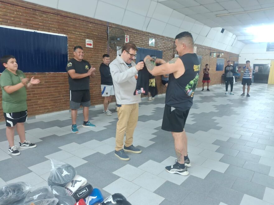 Casilda: Rosconi entregó elementos deportivos a la escuela «Ogro Team Boxing Club»