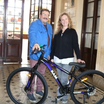 Rosconi acompaña a cooperadoras de escuelas primarias de Casilda con la entrega de bicicletas