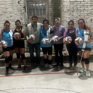Rosconi visitó al equipo de vóley femenino de Huracán Casilda Club y entregó elementos deportivos